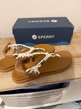 New in box Sperry Isla T Bar  Sandal